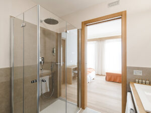 Bagno-doccia-Lallo-Gadenz-bilocale-Langes