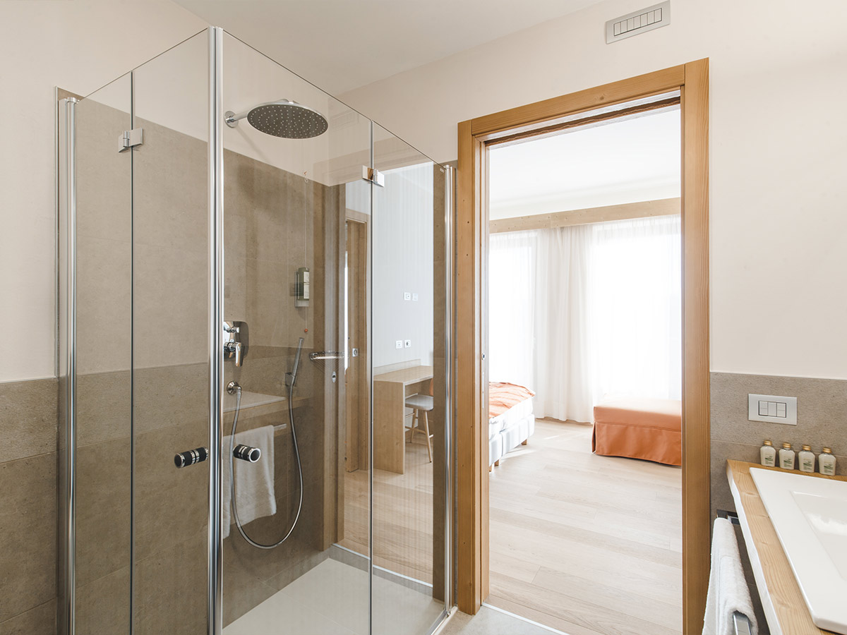 Bagno-doccia-Lallo-Gadenz-bilocale-Langes