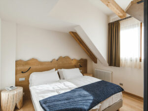 Camera-Dino-Buzzati-Trilocale-Hotel-Langes