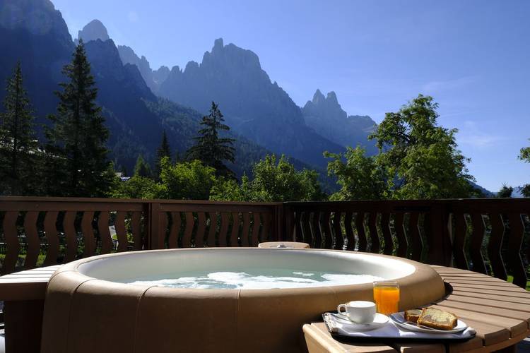 Vasca Idromassaggio esterna Vista Pale San Martino Servizi Residence Langes