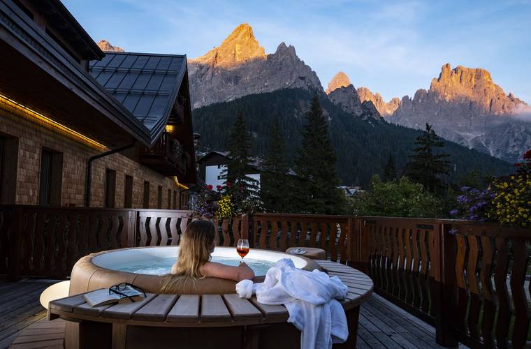 Vasca idromassaggio esterna Pale San Martino Residence Langes